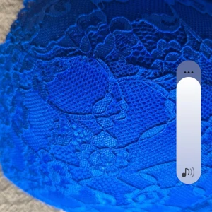 Blå  bh med push up st 85D - Säljer en intensivt blå bh med vacker spets och blommigt mönster. Toppen har vadderade kupor och justerbara axelband. Materialet är mjukt och stretchigt för bästa komfort.