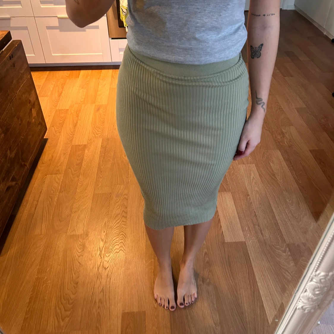 Ribbad grön midikjol