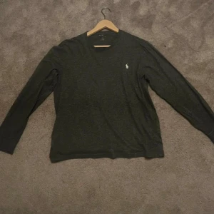 Ralph Lauren Tröja - Tröja ifrån Ralph Lauren i toppskick.   Storlek: M  Hör gärna av dig ang frågor eller ifall du vill ha fler bilder.