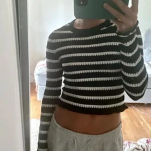 Svartvit croppad randig tröja  - Säljer en svart och vit långärmad croppad tröja med ränder från Zara💕💕💕
