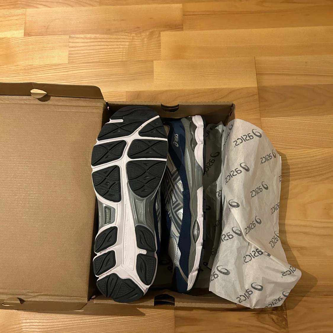 Blå och silver Asics sneakers - 1