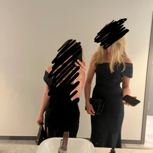 Marinblå offshoulder långklänning - Säljer en elegant marinblå balklänning med offshoulder-modell. Klänningen har en figurnära passform och en stilren klänning. Mycket sparsamt använd även kemtvättad så är som ny! Perfekt för studentbal eller till 9ans Bal. Hör av dig om du är intresserad! Priset går att diskutera. 