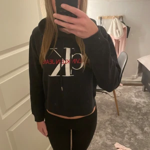 Svart hoodie Calvin Klein Jeans M - Svart hoodie från Calvin Klein Jeans