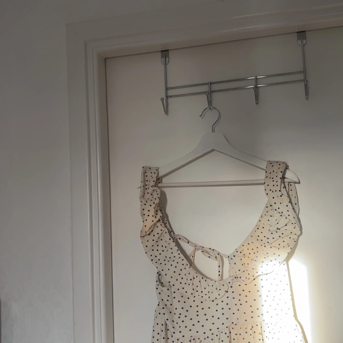 Prickig sommarklänning med volang