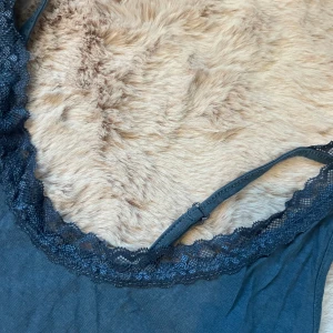 Spetskantad linnetopp  - Blå linnetopp från Esmara med justerbara axelband och fina spetsdetaljer längs både ringning och nederkant. Toppens material är mjukt och lätt, perfekt för lager-på-lager eller som den är. Enkel och stilren design som funkar till många looks.