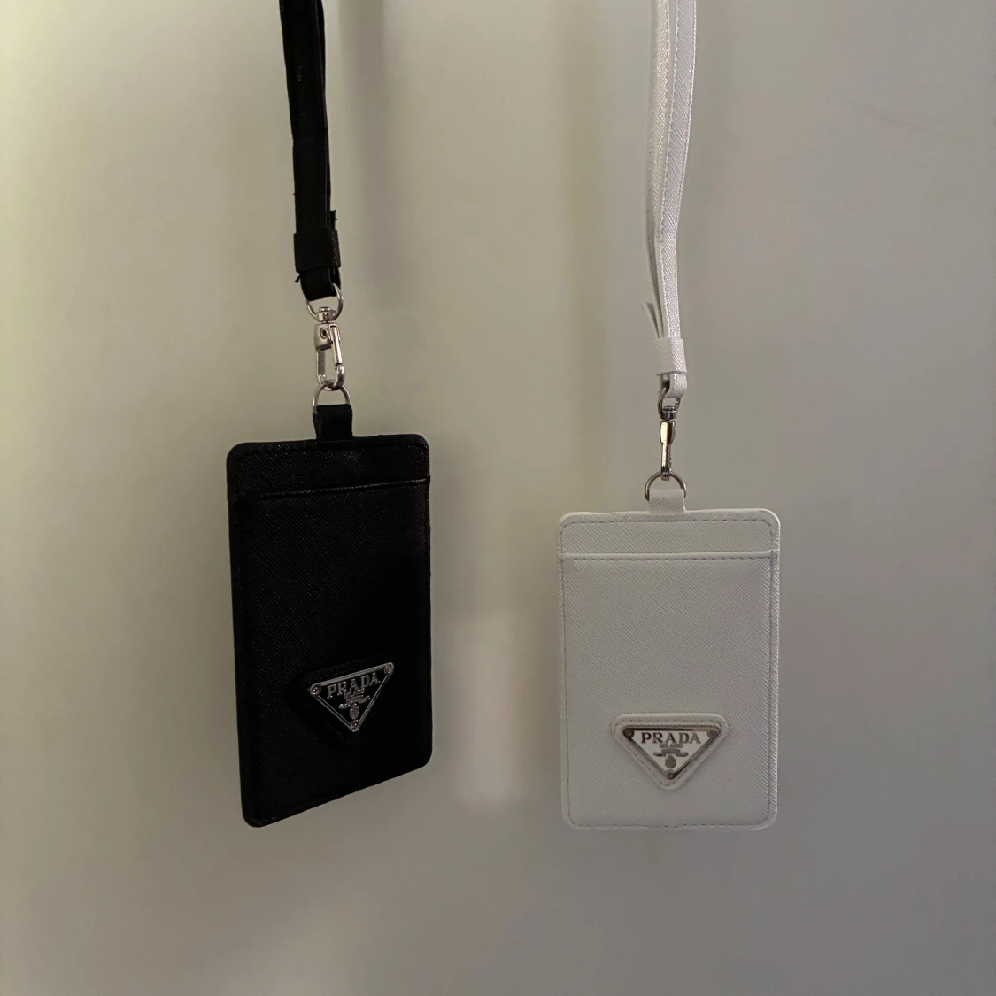 Pr4da svarta och vita korthållare - 1