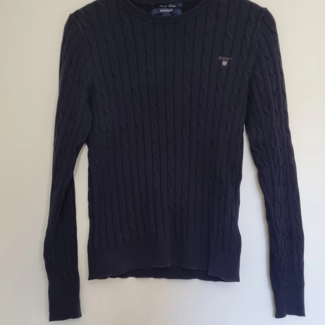 Mörkblå kabelstickad tröja från GANT