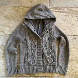 Stickad cardigan - Snygg stickad cardigan i st S! Mått: längd- 57cm, bredd- 40cm! Obs en knapp saknas därav priset, tycker dock inte det stör funktionen av tröjan speciellt mycket! Hör av dig vid ytterligare frågor! Mvh Henry 