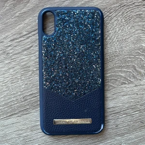 iDeal of Sweden Glitter Case - Elegant blått mobilskal med glittrande detaljer från iDeal of Sweden. Passar iPhone XR Skalet är i fint skick med minimalt slitage och ger både stil och skydd till din mobil.