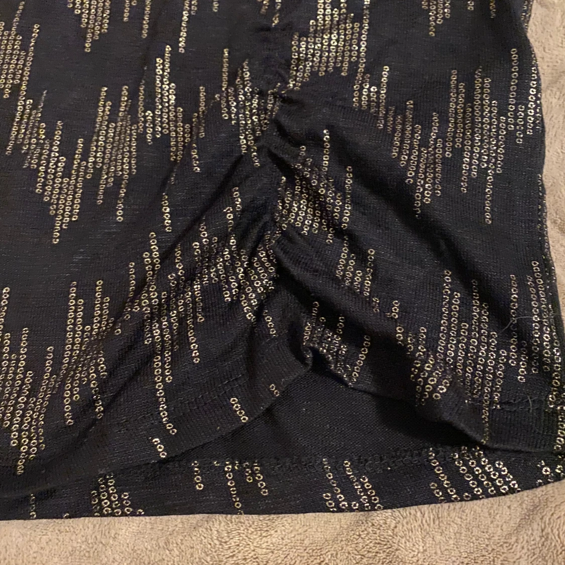 Svart glittrig kortklänning/tunika med guldmönster - 2