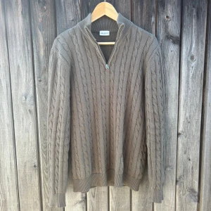 Kabelstickad tröja från John Henric - Kabelstickad mörkgrön tröja från John Henric | Storlek M | Mycket bra skick