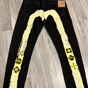 Jeans - Hej, säljer nu mina fina jeans som är helt nya och bara endast testats. Det står att byxorna i XL storlek men fråga gärna om mått innan du köper. 