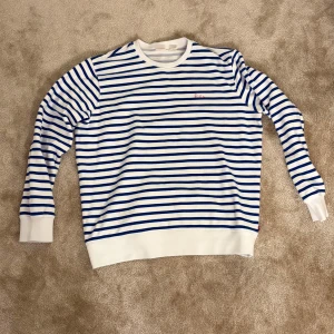 Randig Levi’s tröja - Mycket bra skick! Lite för stor för mig (186cm) därför säljer jag den. Mått finns på bilderna. Stilren tröja som passar till alla tillfällen. Om du har nån fråga är det bara att ställa.