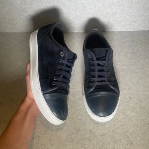 Lanvin  - Sjukt snygga och stilrena lanvins i väldigt fint skick skorna är i storlek 7 vilket motsvara ungefär 41/42 inget og kommer med pris går att diskuteras vid en snabb affär bara att höra av dig vid frågor och funderingar 