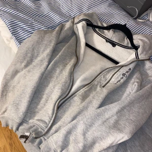 Grå hoodie från Sail Racing - Grå hoodie från Sail Racing med dragkedja. Lite sliter därför säljs för väldigt lågt pris (Nypris 1500)