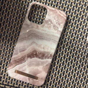 iDeal of Sweden mobilskal Clear Quartz - Elegant mobilskal från iDeal of Sweden med Clear Quartz-design i rosa och beige toner. Skalet är i fint skick utan synliga repor eller skador. Passar utmärkt för att skydda din mobil med stil och ge ett exklusivt intryck. ( för iPhone 11)
