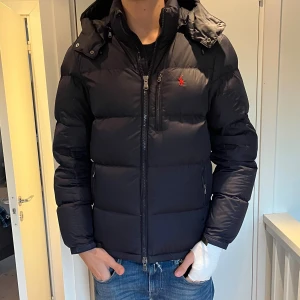 Ralph lauren vinterjacka - Säljer denna sjukt snygga o stilrena ralp lauren jackan som använts väldigt sparsamt och är därför i väldigt bra skick utan slitage.
