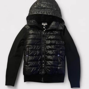 Cardigan jacka med luva - DROPPAS 02 NOVEMBER 19:00! Signa upp dig på nyhetsbrevet på hemsidan (eleganceessentials.se) eller följ oss på Tik Tok för att inte missa droppet! Hör av dig om du har några frågor eller funderingar!