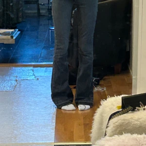Super low waist grå jeans - Super snygga jeans från bikbok, innerbenslängden är 84 och midjemåttet är 34. Super snygga och eftertraktade 🍂🤎