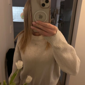 Vit stickad tröja - Vit stickad tröja från bikbok i storlek xs, perfekt till hösten/vintern. Kommer tyvärr inte till användning längre🥰