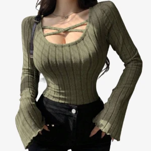 Ribbad långärmad topp - Oanvänd olivgrön ribbad topp med lång trumpetärm och criss-cross detalj vid urringningen. Skönt material. Avsklippt tagg. Passar som en S.