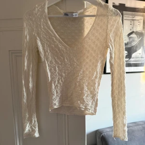 Vit spetsmönstrad topp från Zara - Supersöt vit långärmad topp från zara