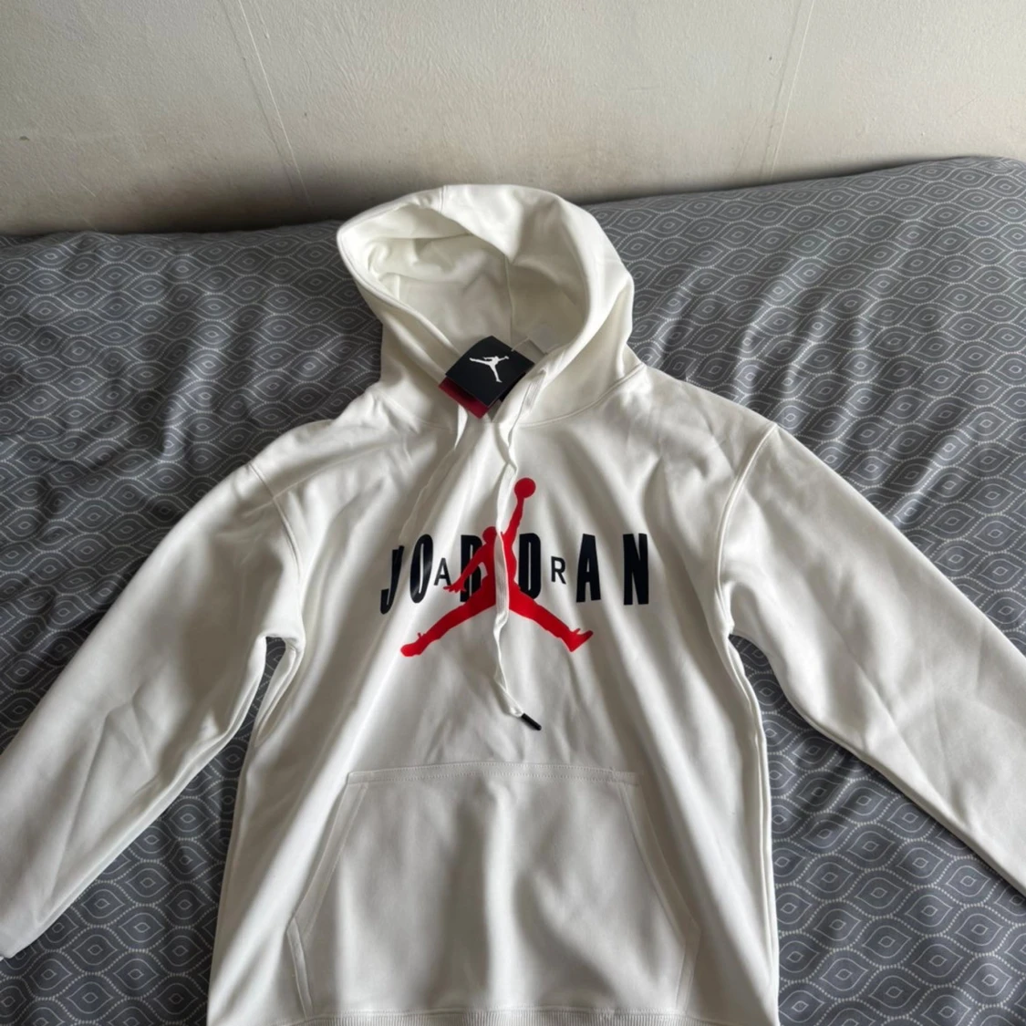Vit hoodie från Jordan med röd logga