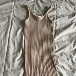 Beige klänning  - Köpt på Hm för typ 150kr
