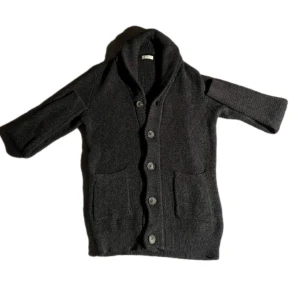 Stickad cardigan  - As fet stickad cardigan från selected homme, perfekt inför hösten. Hör av er vid frågor 🌟