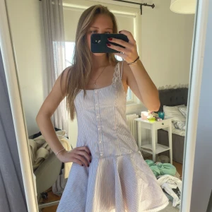 Klänning  - Populär klänning från zara, aldrig använd med lappen kvar❤️