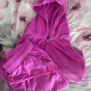 Victoria’s Secret Set - Mjukis set från Victoria’s Secret.  Jättefint skick.  Storlek L men passar som M.  Säljs endast som ett set💕