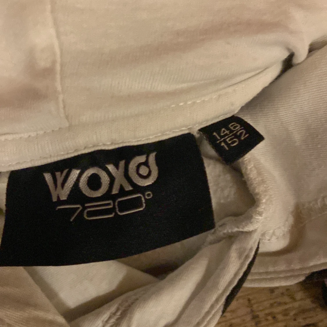 Vit och svart hoodie med graffiti från WOXO - 2