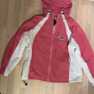 Rosa och vit vindjacka från Carve - En mycket fin rosa windbreaker från corteiz. Stor i storleken, passar för de som är L