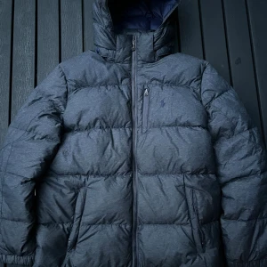 Ralph lauren pufferjacket - Ralph lauren pufferjacket i bra skick, finns liten skada på bild 3, storlek L 14-16/ xs