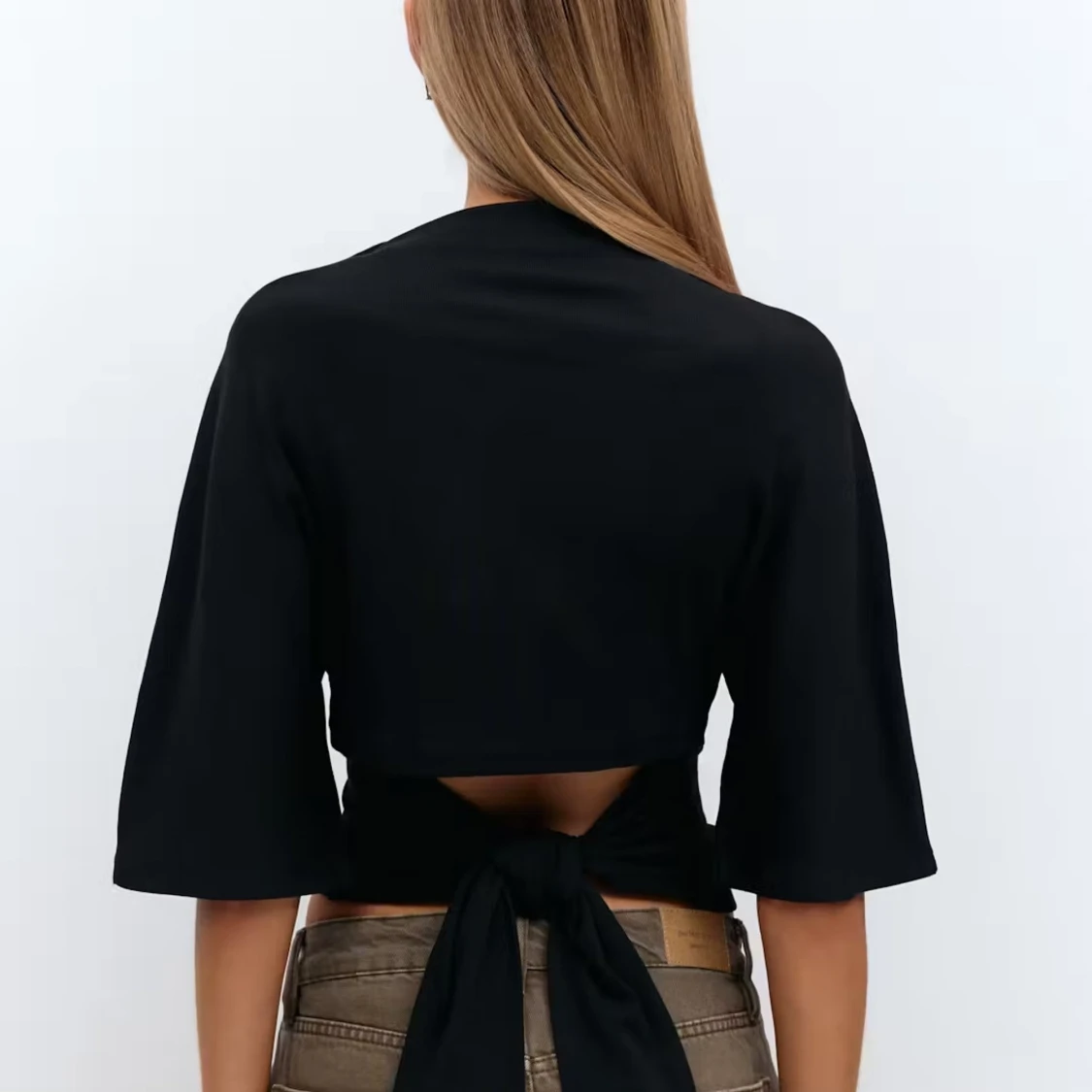 Svart croppad topp med knyt i ryggen