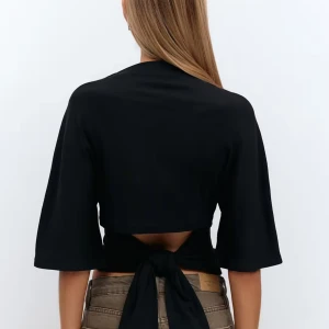 Svart croppad topp med knyt i ryggen - säljer denna populära knyt toppen från gina tricot, säljer då jag inte tycker den passar mig. bara använd 2 gånger så den är nästan som ny!