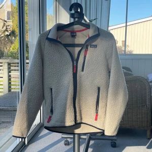 Patagonia - Säljer brosans Patagonien flecee. Säljs för dene för liten. Jackan är strlk XL i barn. 