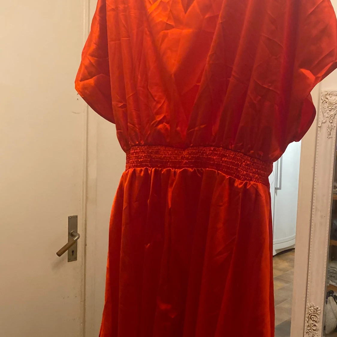 Röd satinklänning med v-ringning toppen  - 1