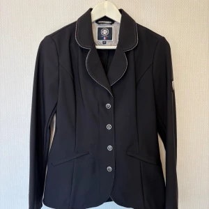 Svart tävlingskavaj - En svart Harcour kavaj i storlek S. Använd 3gånger, så den är som ny. En liten dragkedja i armarna också. Pris kan diskuteras vid snabb affär