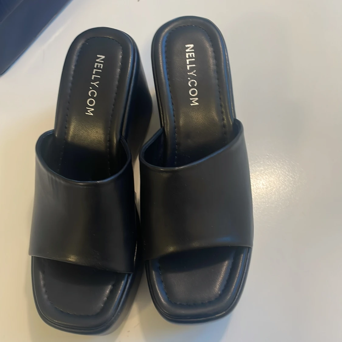 Svarta platåsandaler från Nelly