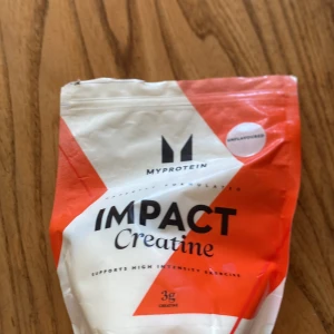 Kreatin pulver - Kreatin pulver från my protein. Skopa ingår. Pulvret har klumpar sig lite. Har användtbungefär 5-10 gånger. 