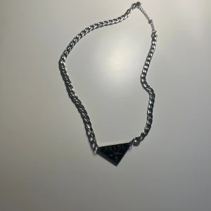 Halsband - Hej, säljer min nya halsband. Den är i rostfristål. Priset kan diskuteras. Köp via post nord!