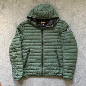 Colmar jacka  - Tja, säljer nu min colmar jacka som är perfekt nu för hösten! | Stilren och schysst | Använd en del och märken förekommer, men inga hål | Kom privat för fler bilder eventuellt frågor angående jackan, mvh Max 🙂