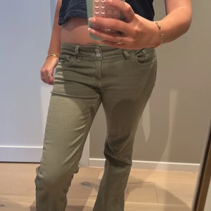 Gröna Nelly jeans - Skit snygga Nelly jeans. Strlk 38 och bara provat på aldrig använda.