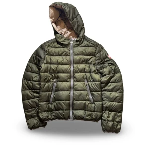 Colmar jacka - Hej! Säljer nu min jacka från märket Colmar, storlek S, bra skick. Tveka inte på att höra av dig om du har frågor eller funderingar kring jackan!