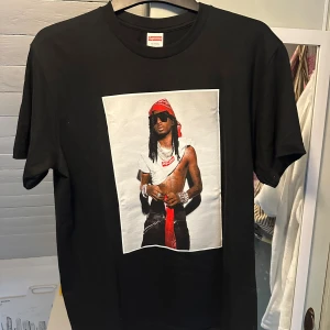 Supreme X Playboi Carti t-shirt - Helt ny oanvänd tröja från supreme med artisten playboi carti tryckt på framsidan, kvitto finns. Skriv gärna om du har frågor!