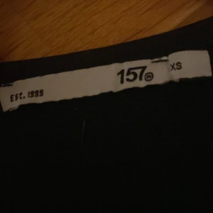 Marinblå T-shirt  - En stilren marinblå, lite grönaktig t-shirt från Lager 157 i storlek XS. Modellen är klassisk med rund hals och korta ärmar, perfekt för dig som gillar enkel och clean look. Materialet känns mjukt och skönt mot huden, och passformen är tight. 💕💕skriv vid frågor!!