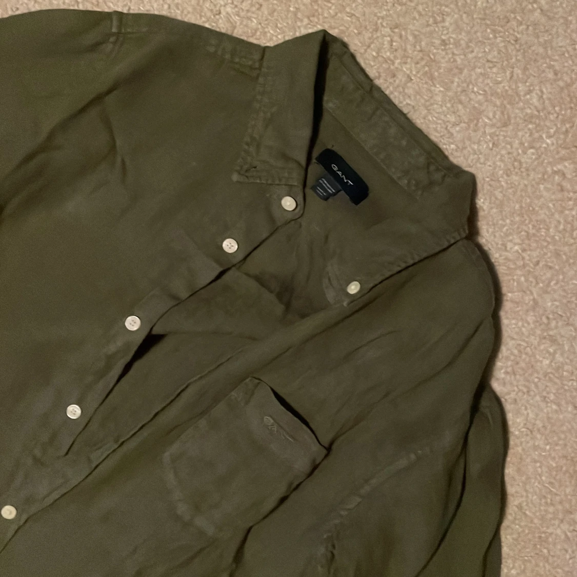 Olivgrön linneskjorta från Gant - 1