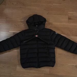 Colmar jacka - Säljer nu min colmar jacka då den har blivit förliten, den ser helt ny ut och kommer ifrån ett djur och rökfritt hem. Den är sparsamt använd och det finns inga skador m.m. Pris kan diskuteras privat, säljs för 4500nypris, skulle säga att den passar för 165-170