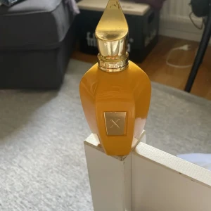 Lyxig Xerjoff parfymflaska - Snygg och exklusiv parfym från Xerjoff i en unik guldfärgad flaska. Perfekt för dig som vill sticka ut och addera en lyxig touch till din samling. Märket är känt för sin elegans och kvalitet.